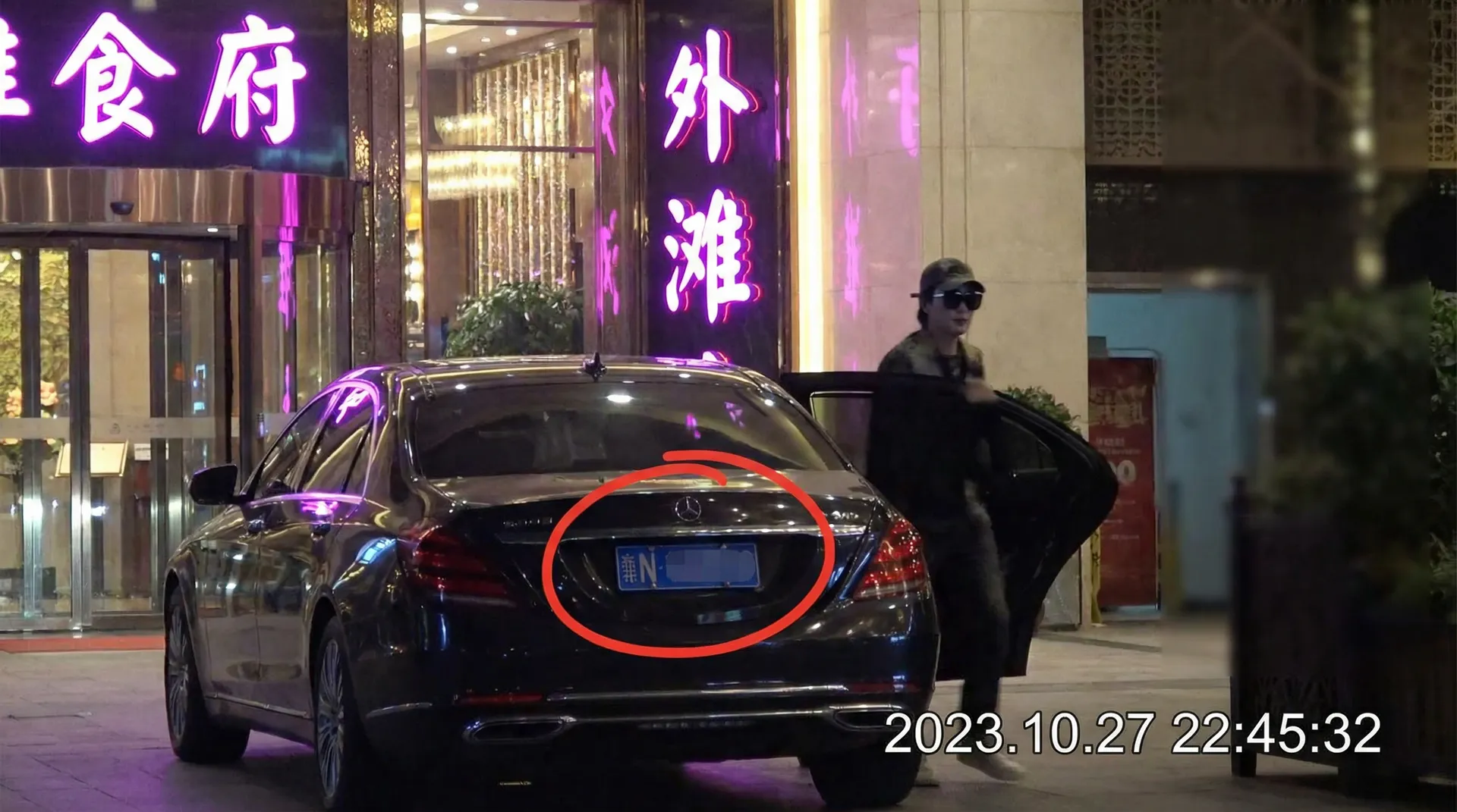 暗网幼女 - 豪车餐厅外偷拍